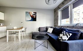 Apartstars - Powstancow #32 With Terrace